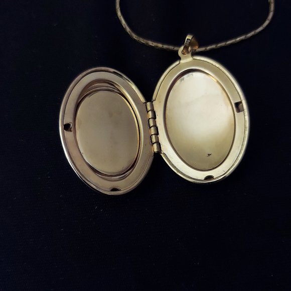 PARKLANE GOLDTONE NECKLACE LOCKET - Picture 2 of 6